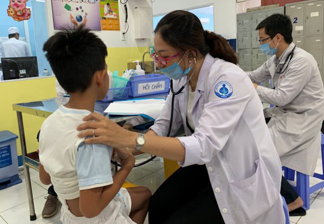 Mùa cúm, bác sĩ khuyến cáo phụ huynh cần chú ý phòng bệnh cho trẻ, không tự ý uống tamiflu Nguyên Mi