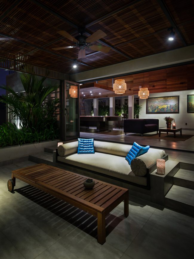 Tầng này cũng được thiết kế với kiểu không gian mở, kế hợp cây cối làm hàng rào xung quanh.