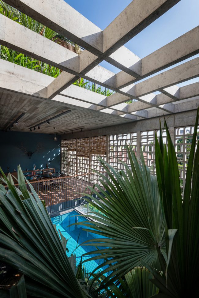 Góc thư giãn bên cạnh khoảng trời nhỏ của chủ nhân ngôi nhà.