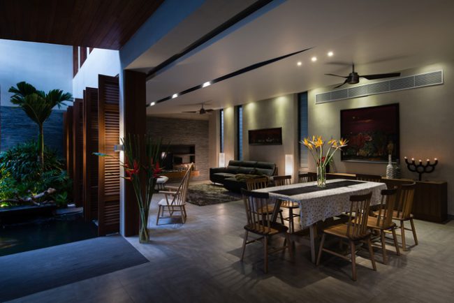 Tầng 1 của ngôi nhà là bếp và phòng khách nằm sau khoảng sân nhỏ.