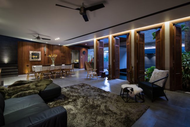 Hình thức cửa truyền thống của Việt Nam ngày xưa là vách ngăn giữa sân vườn và bên trong nhà, thay cho các vách tường kín.