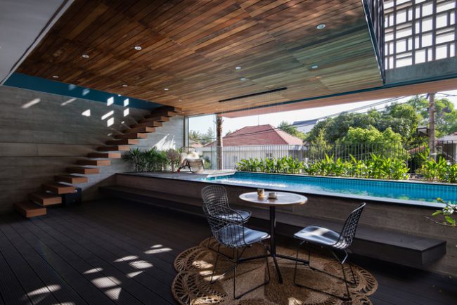 Chiều dài bể bơi chiếm nguyên bề ngang mặt tiền ngôi nhà, đã tạo nên khoảng ngăn cách giữa bên ngoài và các phòng ngủ.