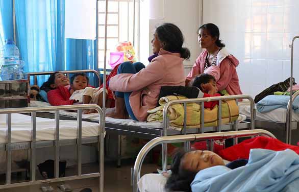 Các bệnh nhi được điều trị tại bệnh viện. Ảnh: T. N.