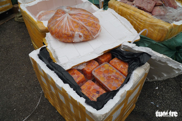 Nhiều thùng hàng trứng gà non đã được đóng sẵn vào hộp