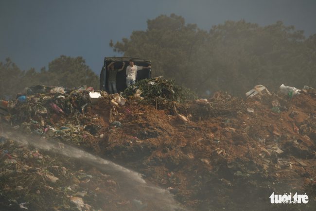 Xe chở rác vẫn tiếp tục dồn rác về bãi rác Cam Ly dù đang cháy