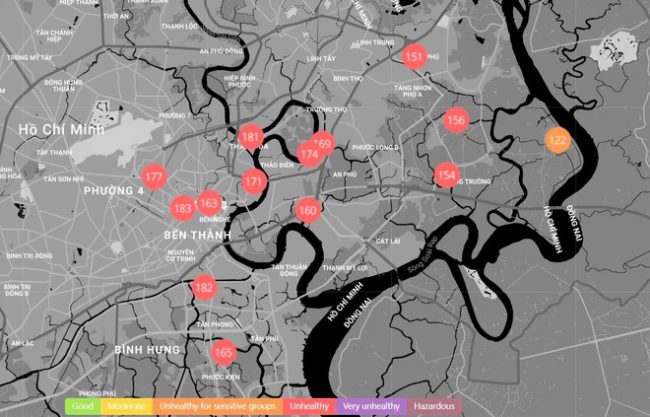 Chỉ số AQI theo ứng dụng AirVisual (trái) sử dụng phương pháp tính NowCast của Mỹ, còn PAMAir hiển thị chỉ số theo phương pháp tính của Việt Nam. Ảnh chụp màn hình lúc 10h sáng 30/12.