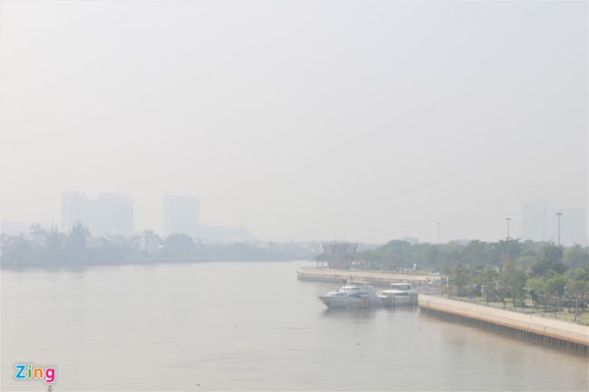 Hiện tượng mù khô tại TP.HCM còn kéo dài đến Tết. Ảnh: Thu Hằng.