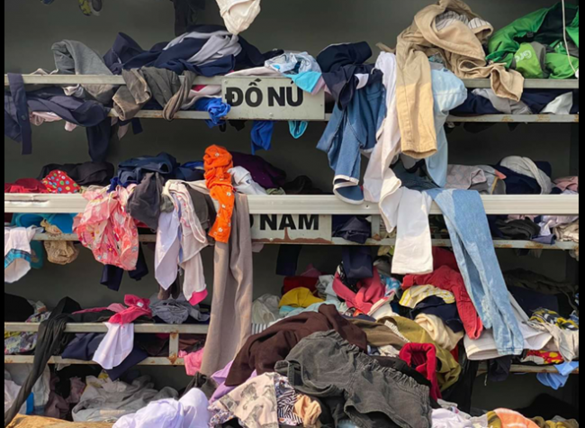 Tủ quần áo bị chuyển sang một khu đất trống ven đường Ảnh: Chụp màn hình