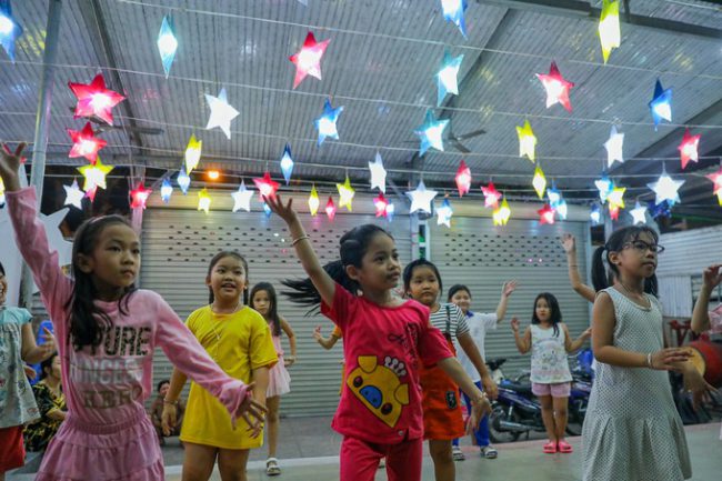 Tại Nhà giáo lý - sinh hoạt mục vụ Giáo xứ Bình Thuận hạt Bình An (quận 8), các em nhỏ cùng tập văn nghệ để chuẩn bị cho đêm Giáng sinh.