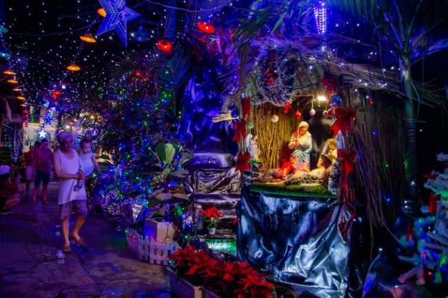 Từ ngày con hẻm trang trí đẹp và hang đá khoảng hai tuần trước, tối nào ông Trần Long Phí (60 tuổi, giáo xứ Nam Hòa, quận Tân Bình) cũng dẫn cháu gái đi xem.