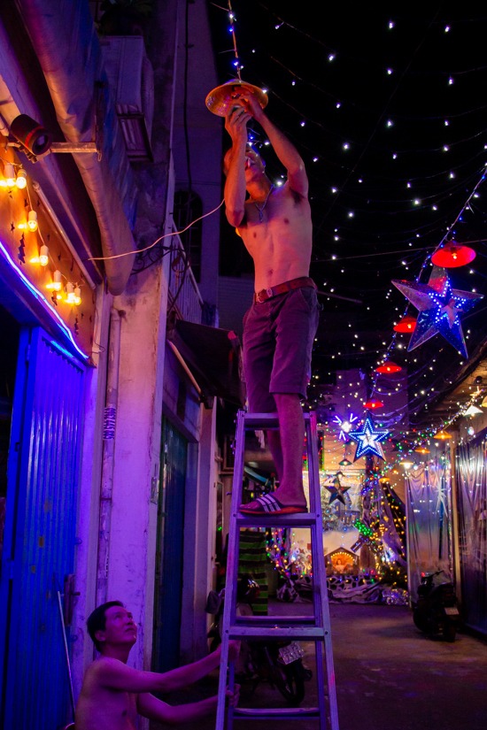 Trong con hẻm thuộc giáo xứ Nam Hòa (quận Tân Bình), chỉ có 9 hộ dân nhưng có tới ba hang đá được dựng lên. Anh Cao Hoàng Tuấn (43 tuổi, giáo dân) cho biết mỗi năm ý tưởng trang trí đều khác nhau.  "Đầu tháng, mấy anh em lên ý tưởng xong thì bắt tay vô làm, nhà ai có gì góp nấy. Tiền cho dây đèn, ngôi sao, đồ trang trí cũng khoảng 25 triệu. Anh em ai cũng có công việc riêng, mình lên ý tưởng sẵn rồi mọi người chỉ xúm vào làm hai ngày cuối tuần là xong", anh Tuấn nói, vừa vặn bóng đèn chiếu sáng.