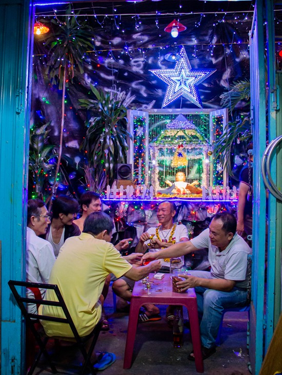 Những giáo dân cùng ngồi uống nước, trò chuyện dưới hang đá trong một căn nhà ở giáo xứ Nam Hòa (quận Tân Bình).