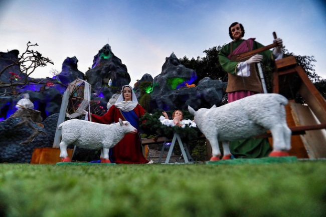 Những tiểu cảnh Chúa Giê su hài đồng trong nhà thờ Giáo xứ Bình Thuận trên đường Phạm Thế Hiển (quận 8).  Theo kinh thánh, Chúa hài đồng hạ sinh được đặt nằm trong máng cỏ của lừa tại Bethlehem thuộc xứ Judea (nước Do Thái, nay là Palestine). Đức Maria và Thánh cả Giuse (cha nuôi) đã túc trực ở bên để săn sóc. Các thiên sứ loan tin rằng đứa bé sẽ là Đấng cứu thế. Chúa Giê su đến thế gian để bắt đầu một trang sử mới cho toàn thể nhân loại, răn dạy con người biết yêu thương nhau.