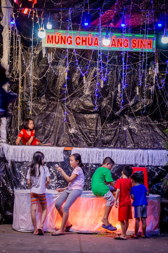 Một hang đá mới được dựng lên trên đường Phạm Thế Hiển trở thành điểm vui chơi của những em nhỏ về đêm. Đây cũng là con đường xóm đạo nổi tiếng ở Sài Gòn.