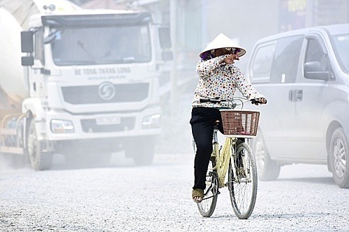 Khói bụi từ giao thông và công trình xây dựng trên đường phố Hà Nội. Ảnh: Giang Huy.