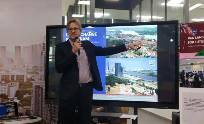 TS. Michael Waibel trình bày tại toạ đàm.