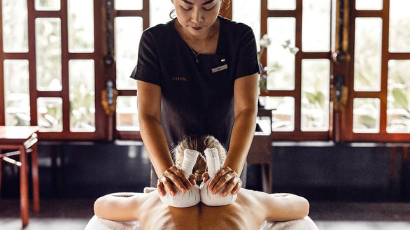 Massage truyền thống kết hợp thảo dược của Thái Lan - Ảnh: AFP