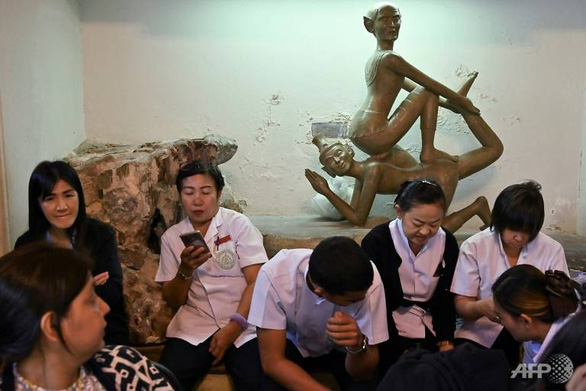 Tượng mô tả hoạt động massage ở Wat Pho tại Bangkok, Thái Lan - Ảnh: AFP