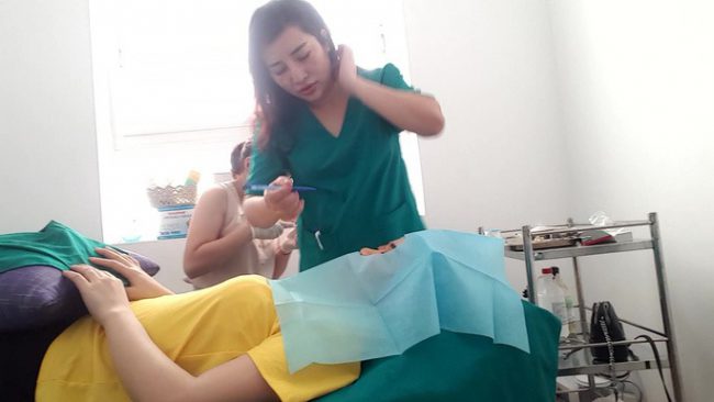 Nhân vật tự xưng là Hồng Vui, bác sĩ Bệnh viện Trung ương Quân đội 108 (TP Hà Nội), thực hiện nâng mũi cho khách hàng. Theo bệnh viện thì không có bác sĩ này Ảnh: TRẦN NGUYỄN