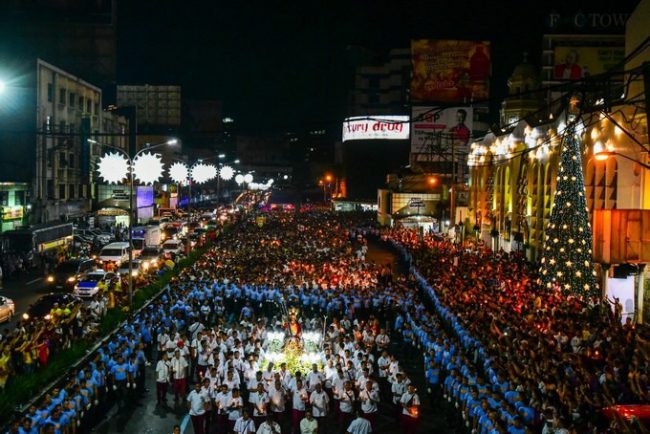 Hàng nghìn tín đồ Công giáo tham dự lễ rước tượng Chúa Jesus Đen ở thủ đô Manila, Philippines rạng sáng 31/12. Họ sẽ đi chân trần và tranh nhau chạm vào biểu tượng có niên đại hàng thế kỷ này để có được "sức mạnh kỳ diệu". Lễ rước diễn ra từ nay đến ngày 9/1.
