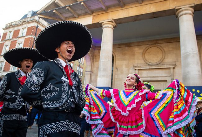 Những vũ công từ Nam Mỹ tham gia cuộc diễu hành năm mới sớm ở London, Anh hôm 30/12.