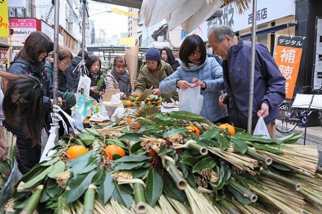 Người dân thành phố Fukuoka, Nhật Bản, mua thứ gọi là "Shimekazari" để thực hiện nghi lễ thanh tẩy trong đạo Shinto và trang trí trước cửa nhà nhằm xua đuổi ma quỷ, mang lại may mắn cho năm mới.