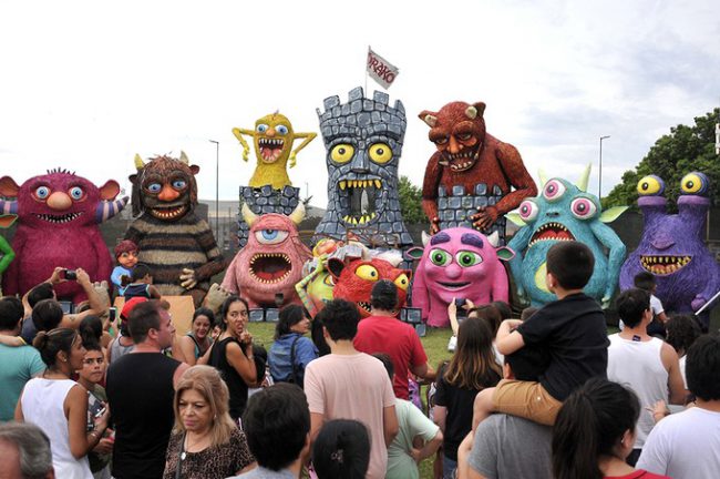 Hơn 60 hình nộm nhân vật hoạt hình khổng lồ được chuẩn bị cho lễ đốt vào tối giao thừa tại La Plata, Argentina, theo truyền thống độc đáo có từ năm 1956. Buổi lễ sẽ diễn ra vào những phút cuối của năm 2019 và những khoảnh khắc đầu tiên của năm 2020 nhằm chúc mừng một năm vừa khép lại và mở ra một năm mới.