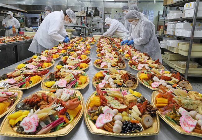 Một phân xưởng ở thành phố Fukuoka tất bật chuẩn bị bữa ăn "Osechi Ryori" truyền thống vào năm mới của người Nhật Bản. "Osechi Ryori" gồm nhiều món ăn với màu sắc bắt mắt mang ý nghĩa cầu mong những điều tốt lành, được đựng trong những chiếc tráp gọi là jubako.