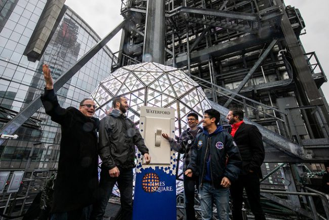 Các nhà tổ chức thử công tắc của Quả cầu Pha lê trên mái một toà nhà ở Quảng trường Thời đại tại thành phố New York hôm 30/12. Vào khoảnh khắc bước sang năm mới 2020, quả cầu sẽ được thả từ trên cao xuống. Lễ đón giao thừa quy mô lớn tại Quảng trường Thời đại thu hút sự chú ý của toàn thế giới, được bảo vệ bởi hàng nghìn cảnh sát, camera an ninh cùng chó nghiệp vụ.