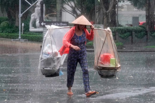 Chất chứa trong tiếng rao dường như còn có cả hương đồng gió nội như đang lạc trôi về giữa thị thành Ảnh: Độc Lập