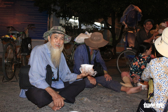 Ông Huỳnh Tấn Lợi tấm tắc khen bát cháo vừa nhận