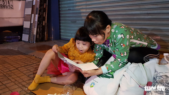 Mẹ con chị Phượng bên vỉa hè đường Phan Đăng Lưu (Q. Bình Thạnh)