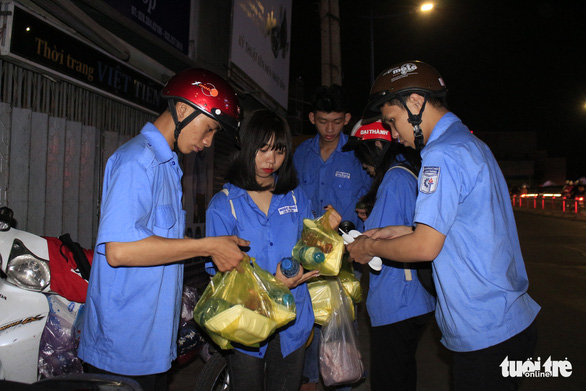 Nhóm sinh viên chia nhau từng phần quà trước khi tỏa đi trao tặng