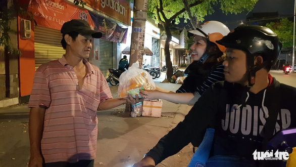 Chị Tuyền trao quà cho một lao động tại Q. Bình Thạnh