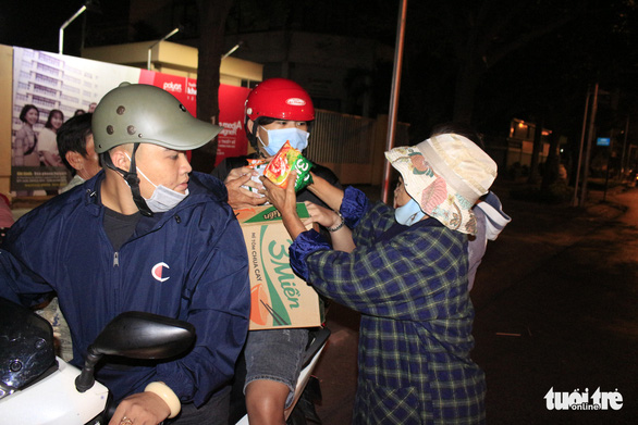 Những gói mì ăn liền trở thành món quà quý với những người vô gia cư, thu nhập thấp