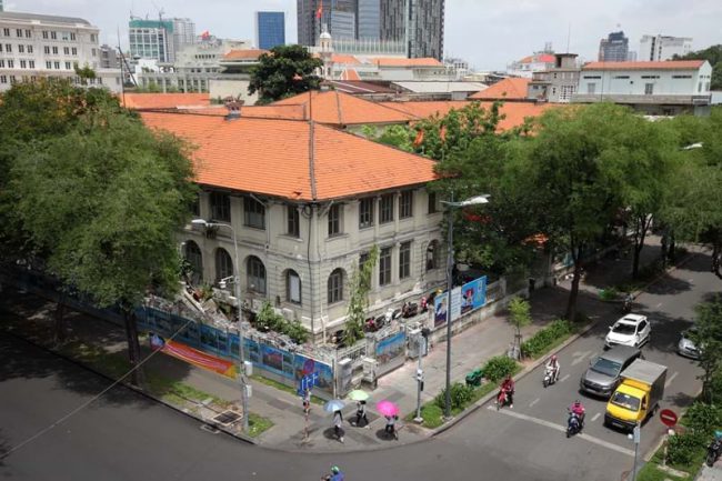 Dinh Thượng Thơ được thiết kế với hình chữ U, mặt hướng ra đường Lý Tự Trọng, mang đậm nét kiến trúc Pháp. Công trình này đã hơn 130 năm tuổi và trải qua bao thăng trầm cùng lịch sử Sài Gòn. Ảnh: Qúy Hòa