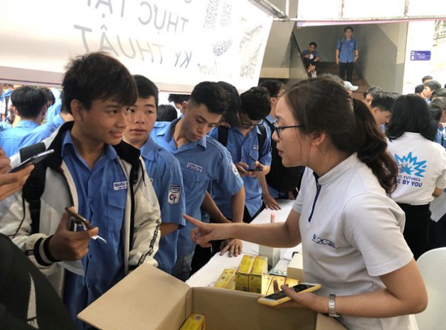 Sinh viên tham gia một ngày hội việc làm tại TP.HCM Ảnh: Mỹ Quyên