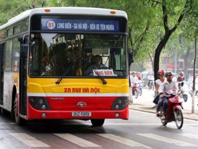 Tuyến xe bus 01 là tuyến xuyên tâm Tây - Đông thành phố, vượt sông Hồng, từ bến xe Yên Nghĩa – bến xe Gia Lâm và ngược lại. Ảnh tư liệu.