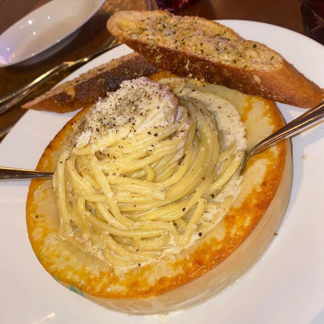 Cacio E Pepe là món mì nổi tiếng của người Italy, được chế biến trực tiếp trong những khối phô mai nóng được khoét rỗng để tăng độ béo ngậy cho món ăn. Cụm từ "Cacio E Pepe" có nghĩa là phô mai và tiêu, dùng để mô tả 2 nguyên liệu chính tạo nên món mì này. Ảnh: Nyccarbs.