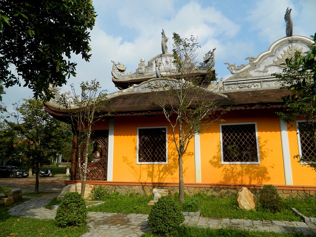 Chùa Huế thường được làm bằng gỗ và lợp mái âm dương.