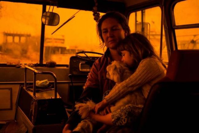 Shelley Caban và con gái Pearl, 4 tuổi, đang sống tạm trên một xe buýt tại cầu cảng ở Eden sau khi cả gia đình sơ tán khỏi nhà từ đêm 31/12.