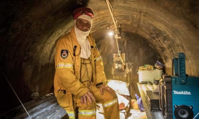 Ông Klaus Elber ngồi trong hầm trú tại nhà của mình ở Penrose, vùng cao nguyên phía nam bang NSW. Ông đã chuẩn bị sẵn sàng mọi thứ và dự định ở lại ngôi nhà để bảo vệ nó thay vì đi sơ tán nếu cháy rừng lan đến.