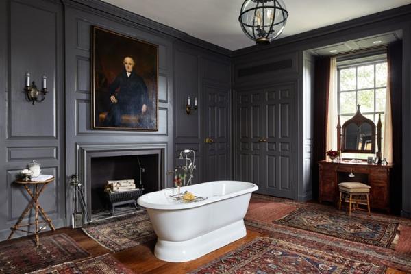 Phòng tắm chính có kích thước lớn, sử dụng gam màu tối sang trọng.