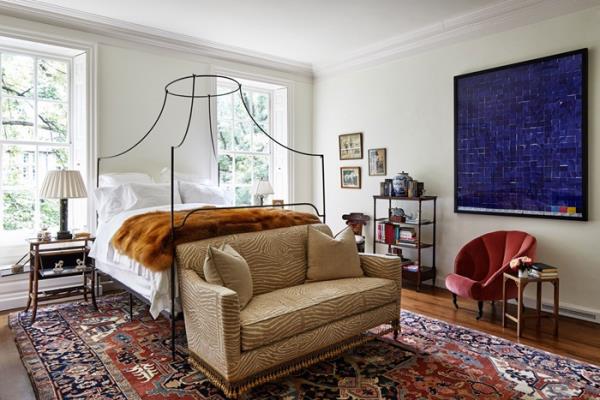 Phòng ngủ sáng sủa, thoáng đãng có một chiếc giường sắt cổ điển.