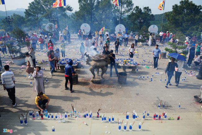 Chiều 25/1 (tức mùng 1 Tết), khu vực Tượng đài Quán thế âm ở Thừa Thiên - Huế tràn ngập chai nhựa, chân nhang và túi nylon.