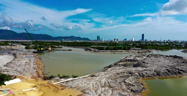 Không gian xanh rộng lớn của đầm Thị Nại biến thành ao, hồ nham nhở. Trước sự phản đối của người dân, UBND tỉnh Bình Định yêu cầu Công ty CP Thị Nại Eco Bay tạm dừng các hoạt động bơm hút cát tại dự án khu du lịch sinh thái và biệt thự đầm Thị Nại. Ông Trần Châu, Phó chủ tịch UBND tỉnh Bình Định, cho biết việc giao đất trước đây cho doanh nghiệp không phù hợp quy hoạch, làm phát sinh nhiều bất cập gây bức xúc cho người dân.