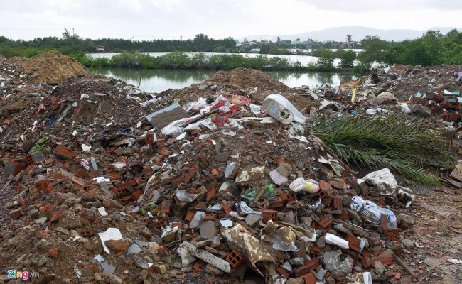 Việc doanh nghiệp đổ đất, cát xà bần xuống lấp lạch đã làm thu hẹp diện tích mặt nước lạch, giảm lưu lượng dòng chảy và mất nguồn sinh sống của các loài thủy hải sản sinh sống trên đầm Thị Nại.