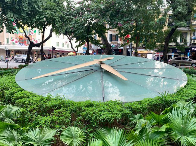 Đồng hồ lúc 16h chiều ngày 16/1. Ảnh: Trần Quang.