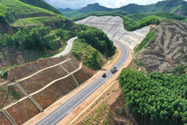 Cao tốc La Sơn - Túy Loan đi xuyên qua vườn quốc gia Bạch Mã. Ảnh: Võ Thạnh
