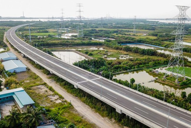 Nối giữa cầu Bình Khánh và Phước Khánh là đoạn cao tốc dài 4,7 km gồm cầu qua sông Chà và cầu cạn đi qua huyện Cần Giờ đã hoàn thành thi công từ tháng 8/2017. Ảnh: Quỳnh Trần.